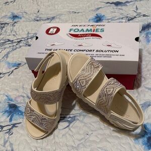 Skechers Women's Beige and Silver Sandals